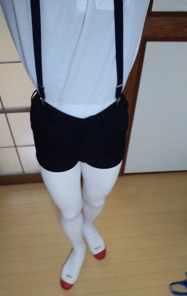 制服半ズボンにサスペンダーと白タイツ タイツを履いて