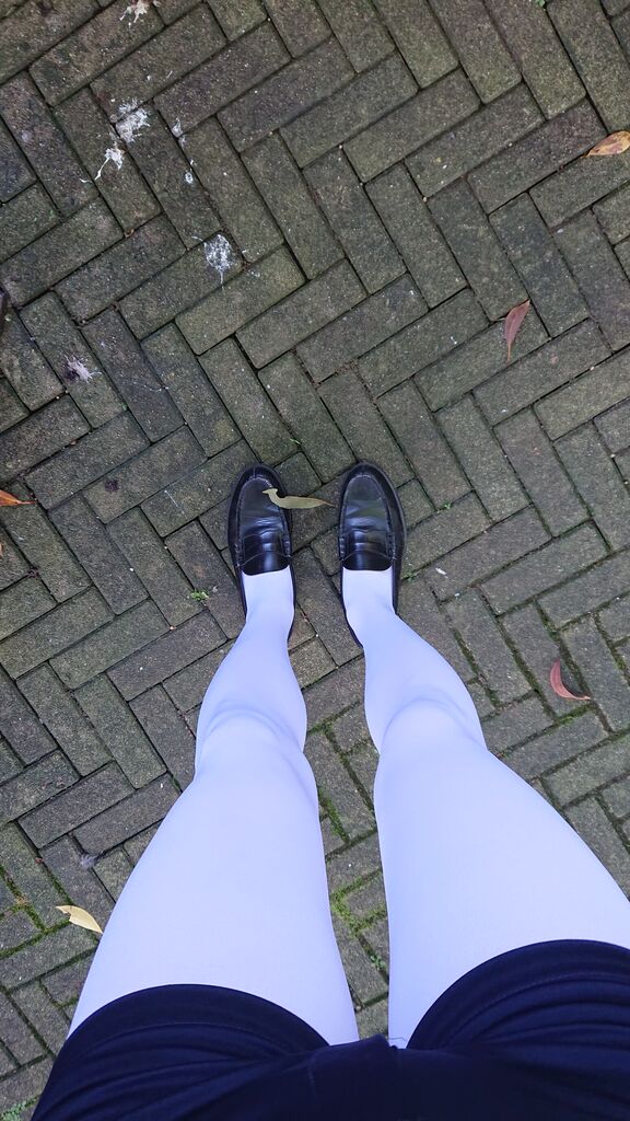 夏の日差しと白タイツ タイツを履いて