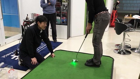 パターフィッティングでフェースの向きを確認中