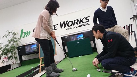 青木瀬令奈プロのパターフィッティングの様子2