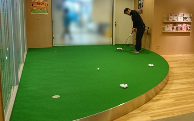 パット練習中