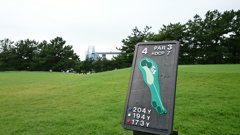 東京ベイブリッジが目前に見えるゴルフ