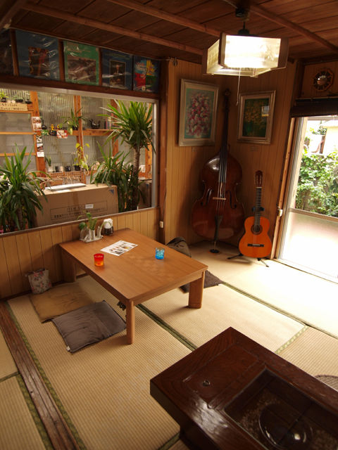 畳敷きの店内