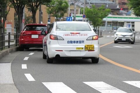 自動車学校に通い始めたワイ「(一時停止忘れたけど教官なんも言わへん……)」