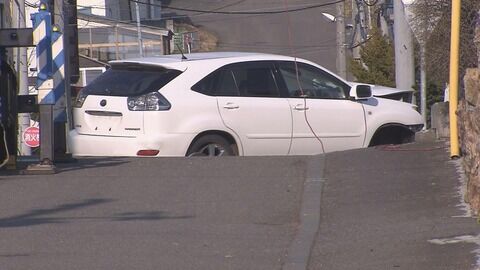 「車と電柱がぶつかっている」と通報…ナンバープレートなし、運転者が消えたRV車…付近は停電