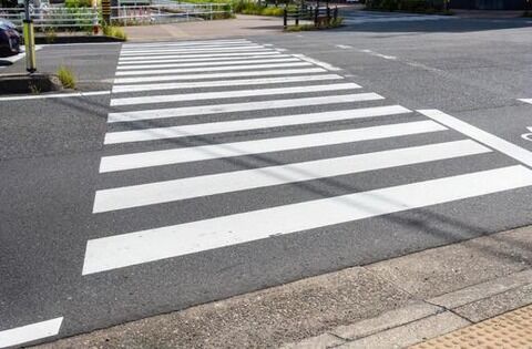 横断歩道の中で止まる車ってあれ道交法違反じゃないの？ 自動車ニュース！