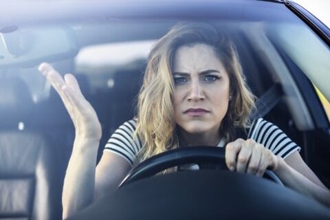 運転中ワイ「うわぁ、前の車めっちゃ運転荒いなあ…一体どこのナンバーや…？」