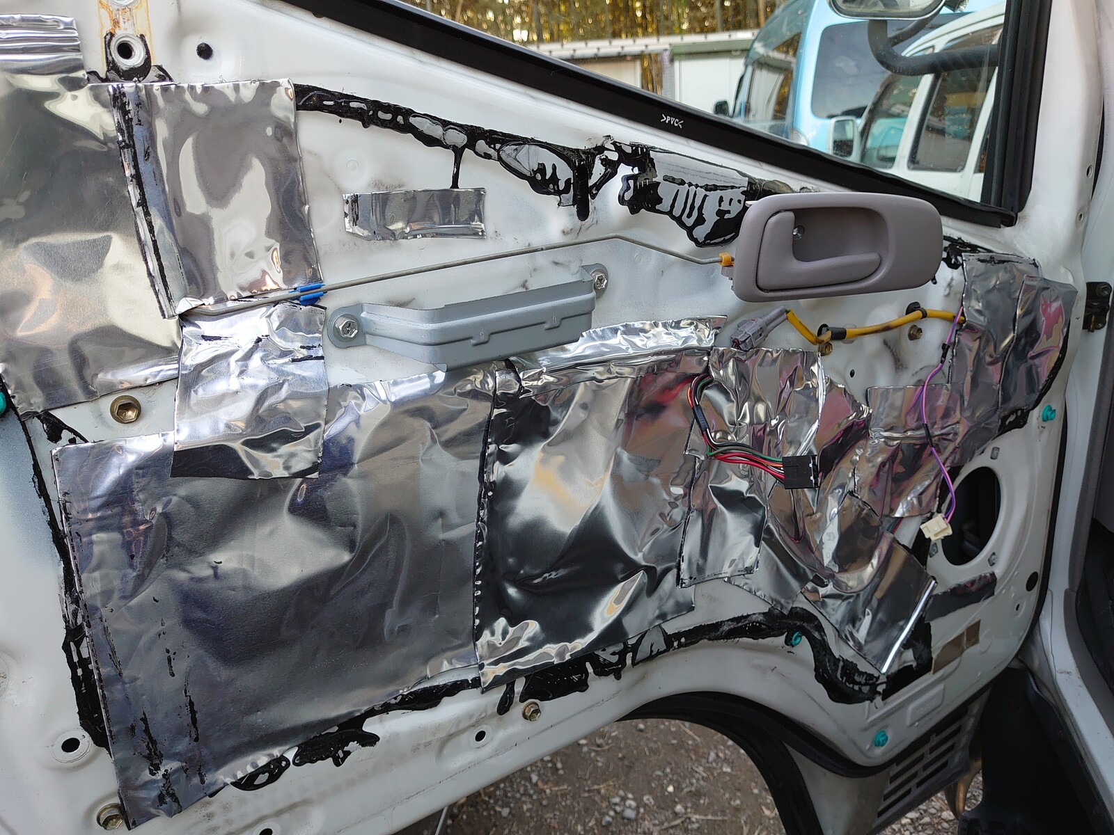 634 積載車 ダイナデュトロトヨエース のスピーカー交換 メーターled打ち替え トラックでもデッドニングしちゃいますｗ 神奈川横浜 春ノ木レーシング公式ブログ