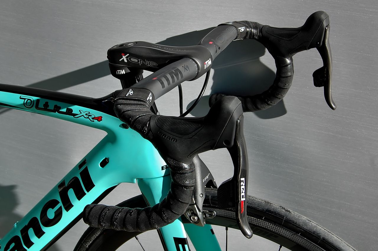 Bianchi OLTRE XR4 SRAM Red eTap アッセンブリー完了【橋輪Blog