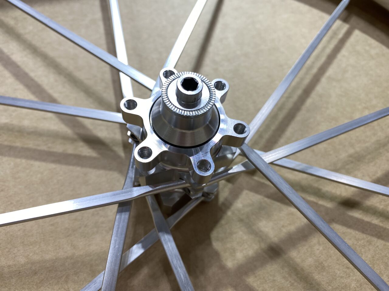 Shimano WH-7700ホイールハブはチタン製です Shimano WH-7700ホイールハブはチタン製です