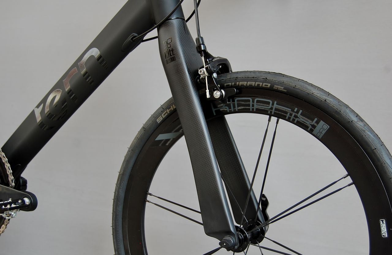 Tern Surge 2019 Midnight 105 カスタム Shimano 105 ＆ キットデザイン カーボンホイールで、Tern Surge