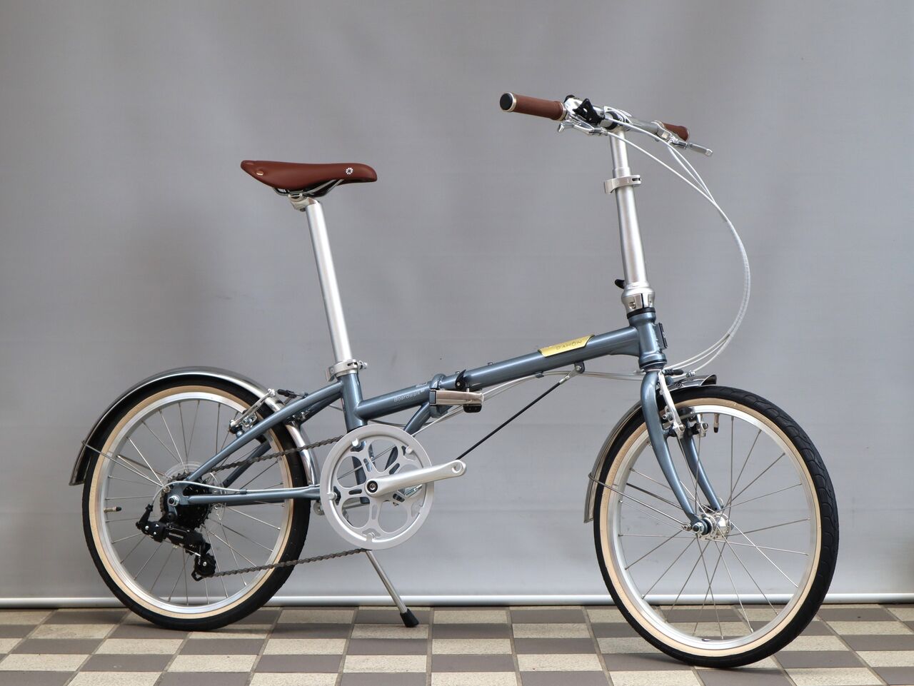 【限定値下】【手渡し希望】DAHON Boardwalk 7速　おまけ付き DAHON 限定モデル ダホン ボードウォーク 進撃の巨人 コラボ