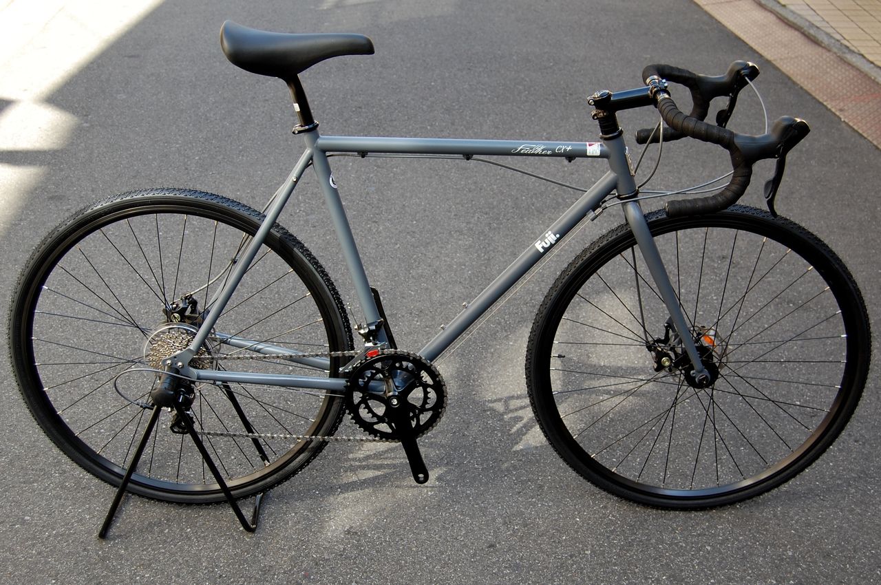 FUJI FEATHER CX+ SORA クロモリ シクロ グラベルロード 2025年モデル】クロモリ×グラベル仕様｜FUJI FEATHER CX+が“万能バイク