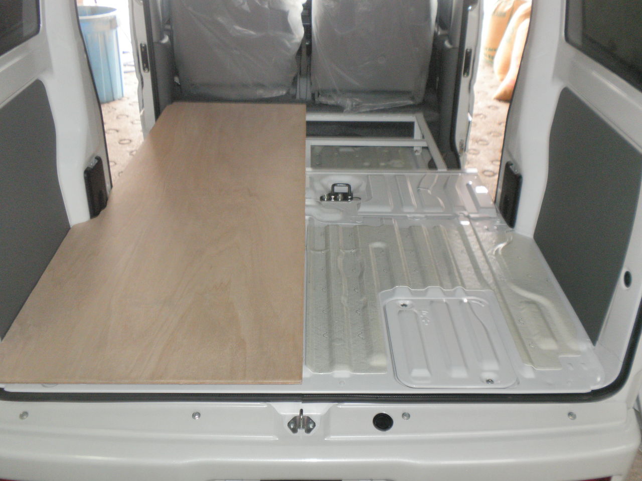 軽バンの荷室加工 撥水道場スタッフのブログ