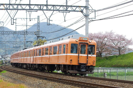 二上山をバックに近鉄南大阪線 | hatahataの撮影日記
