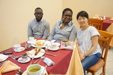 Lorna Ongesa先生と