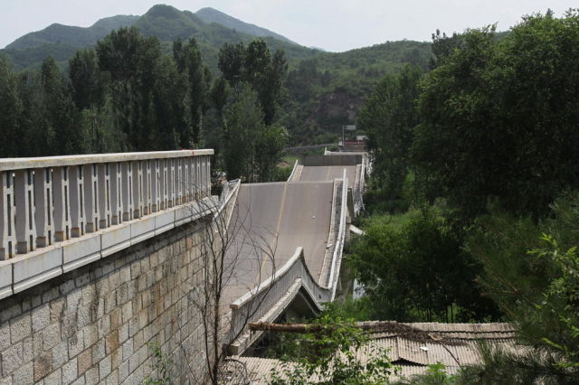 overloaded_truck_causes_bridge_collapse_in_china_640_06