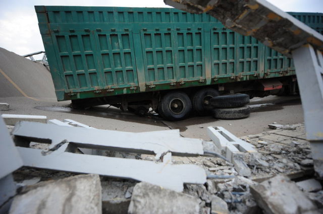 overloaded_truck_causes_bridge_collapse_in_china_640_03