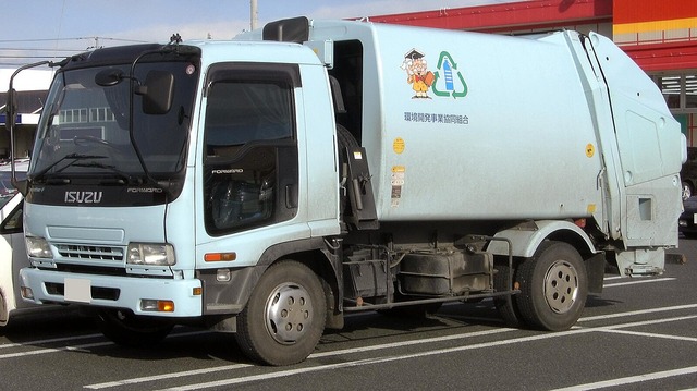 1200px-Isuzu_Forword_1999