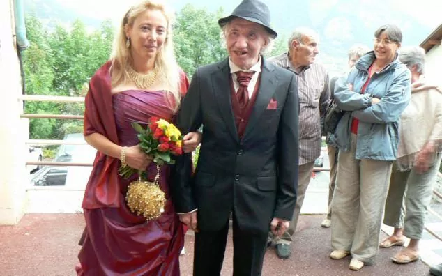 Amphoux-wedding-large_trans_NvBQzQNjv4BqqVzuuqpFlyLIwiB6NTmJwY9JFM34re6QhhLDgBfAsXM.jpg