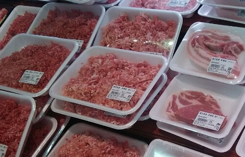 大迷惑 スーパーで肉パックを指で押しラップを突き破った51歳男逮捕 やわらかいものを見ると押したくなる 人気の アプリ コミック にどっぷりハマって暇なし生活