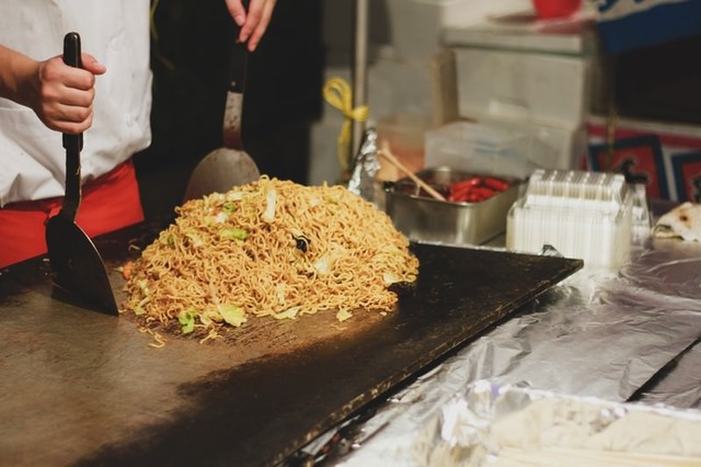 祇園祭にて、露店が焼きそばの具材と思われるものを地面に置くという画像が拡散され話題に
