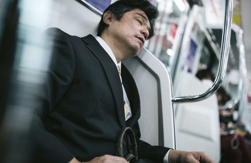 神対応 電車内でわざと寝たふりをして女性に寄りかかる新手の痴漢が出没 ある男性が見事な機転で争いを起こさず女性を救出 その方法があったか はちま起稿