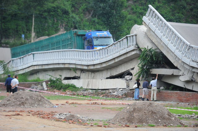 overloaded_truck_causes_bridge_collapse_in_china_640_04