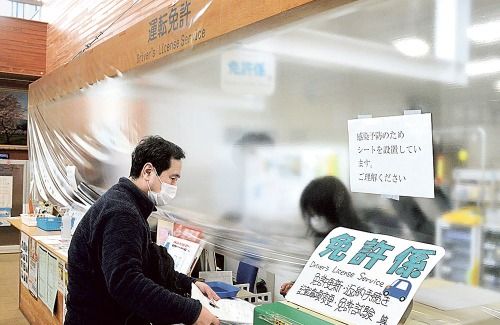 痛快 感染防止のビニールに 俺のツバが汚えってのか と老害が難癖 窓口の人がクールな返しで老害を撃退してしまうｗｗｗｗｗ 人気の アプリ コミック にどっぷりハマって暇なし生活