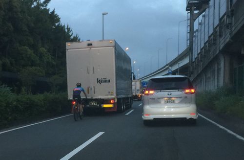 こんなだから自転車は邪魔って言われちゃうんだよぉ スリップストリーム街中で披露するなよぉ