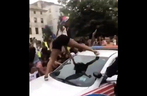 【動画】アメリカでパトカーの上に乗り、ケツを振る黒人女性が群がってしまう… こいつらは何がしたいんだ…?