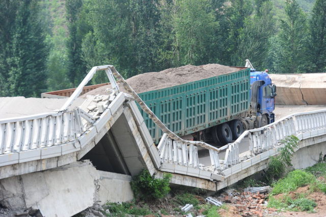 overloaded_truck_causes_bridge_collapse_in_china_640_05