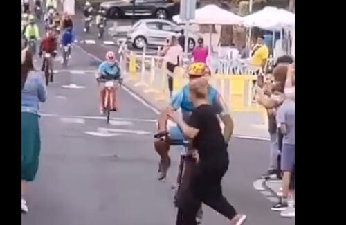 衝撃映像】自転車レースに乱入した女性さんが原因で大事故発生!選手は