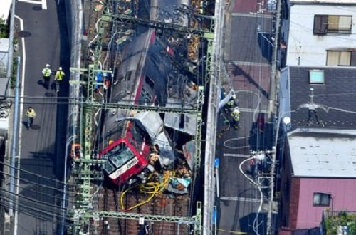 速報 京急の踏切で列車とトラックが衝突し脱線 黒煙が上がる大惨事に はちま起稿