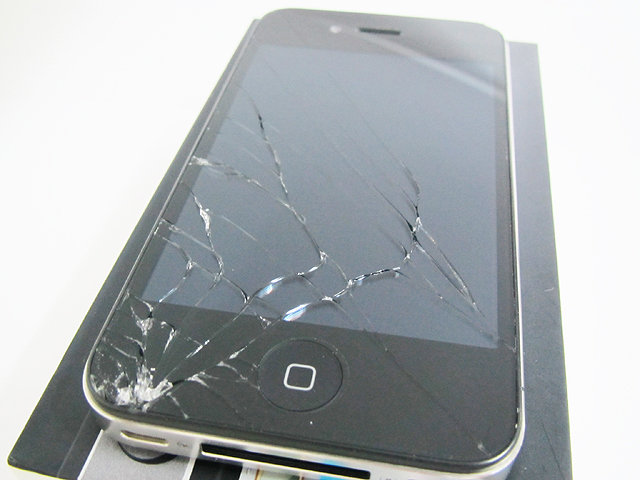 brokenIphone01