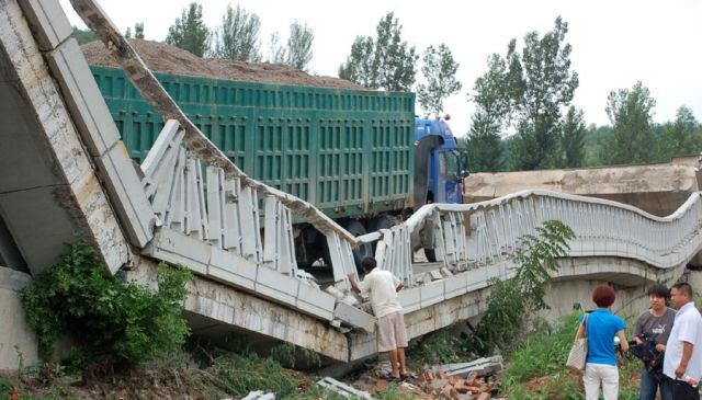 overloaded_truck_causes_bridge_collapse_in_china_640_01