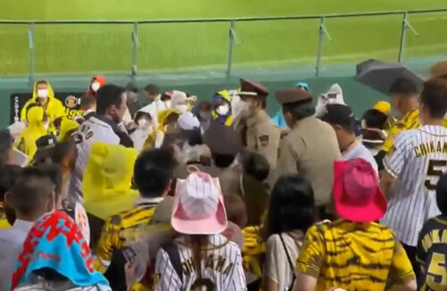 動画あり 大声禁止の甲子園ライトスタンドで乱闘騒ぎ 巨人ファンが挑発 阪神ファンから 帰れ 大合唱 はちま起稿
