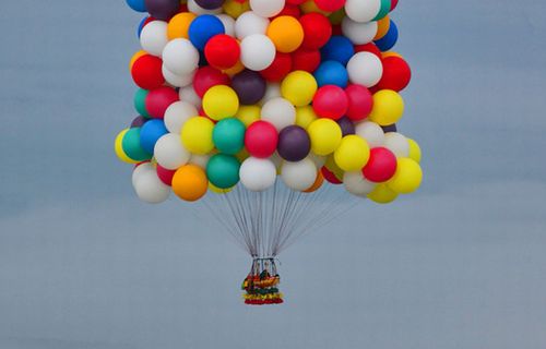 ユーチューバーさん ペットの犬にヘリウムガス入り風船つけて飛ばしたら面白いやろなぁｗ 動画で実行した結果 最悪の事態に はちま起稿