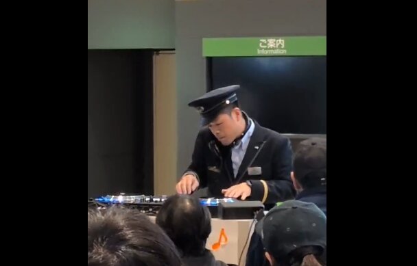 2025y11m23d_203925903