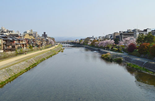 【時短営業】「飲み足りないから鴨川いこうぜwww」夜の京都・鴨川で2次会流行中