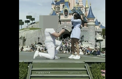 動画 男性がディズニーでプロポーズ しかし キャストにより中断させられ大ブーイング 許可もとってたのに はちま起稿