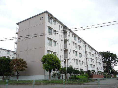 マンションの戸を叩く