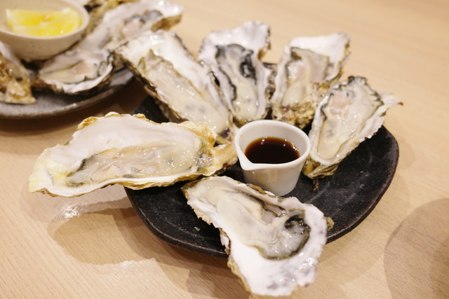 【神田】驚愕のコスパ！三陸産・殻付き生牡蠣が110円「かきのおきて」