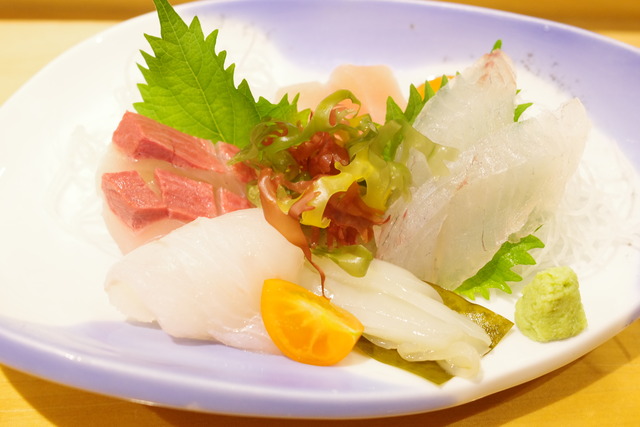 【富山】全酒蔵の銘酒がズラリ！駅前の名店「米清あら川」で味わう、至福のキトキト魚介と日本酒マリアージュ