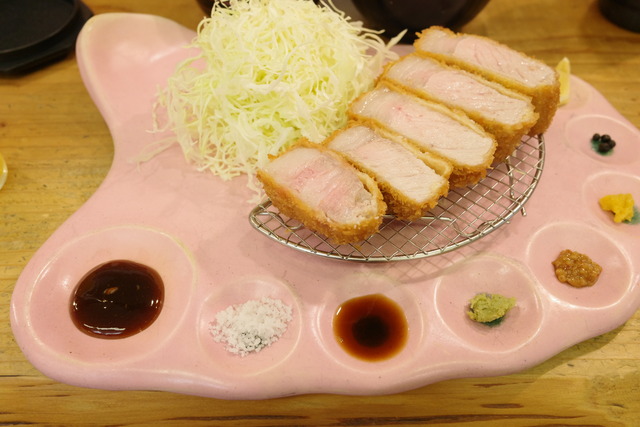 【大阪】3種の銘柄豚と職人技が光るとんかつを味わう「ニューベイブ」