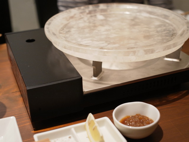 赤身中心の極上肉を水晶で焼いて食べるスタイルが特徴 カウンターの大人焼肉デートにぜひ 肉 勝又 恵比寿 恵比寿 銀座大好き 新米フードアナリスト ハツのブログ
