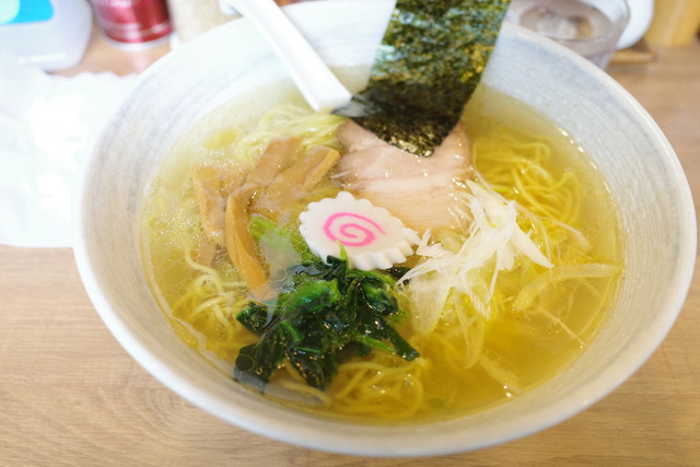 【泉岳寺】細麺×塩スープがキリッと光る一杯。街角の名店「らーめん 徳」