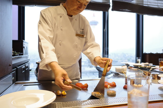 【京都】駅直結だからできる贅沢。「五山望」で見た、鉄板と京都タワーの共演
