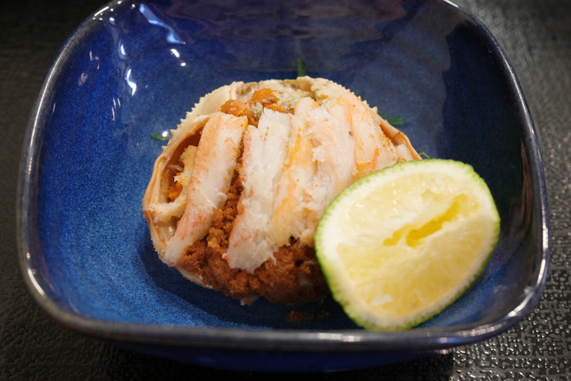 【白金高輪】軽やかな衣に包まれた旬の味覚。贅沢な香箱蟹から穴子天丼まで味わう贅沢ランチ「天婦羅 かし道」