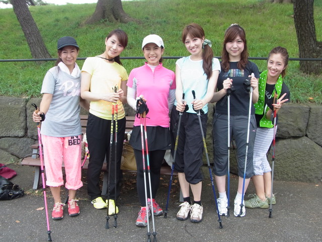 Hanako Tokyo 女子部 の撮影で ノルディックウォーキングにチャレンジしてきました 皇居 恵比寿 銀座大好き 新米フードアナリスト ハツのブログ